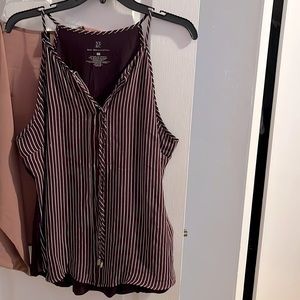 White and maroon sleeveless blouse